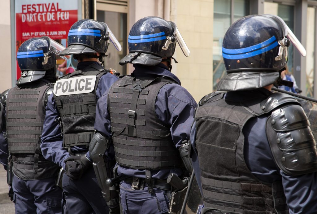 « Opération Tousse en Piste » à l’aéroport de Chambéry : les militants écologistes aspergés de Gaz Lacrymogène par un CRS