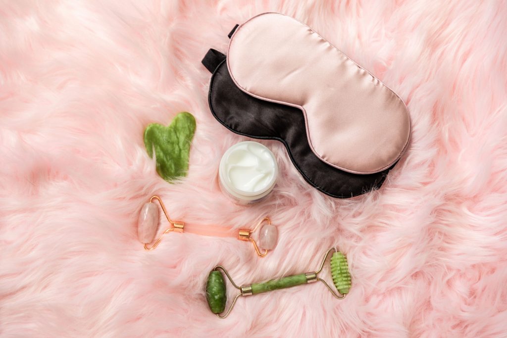 Masque de sommeil : vraiment indispensable quand je voyage ?