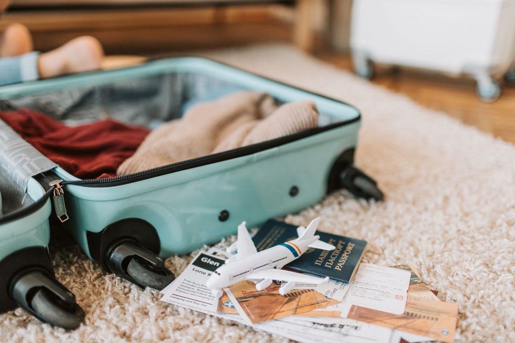 Accessoire de voyage pour avion : quels sont les indispensables ?