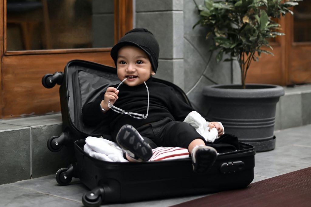 Accessoires de voyage en avion pour bébé : que choisir ?